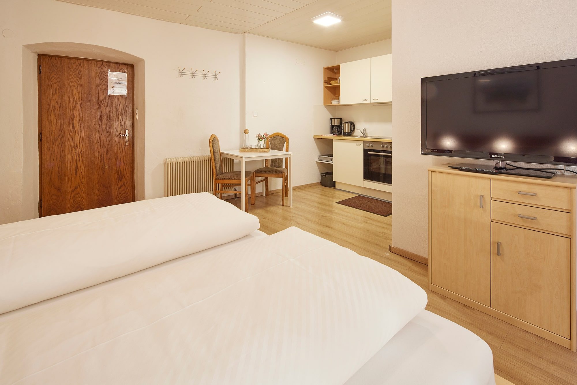 Blick vom Bett in die Küchenecke des Appartements G’sundheitsbründl