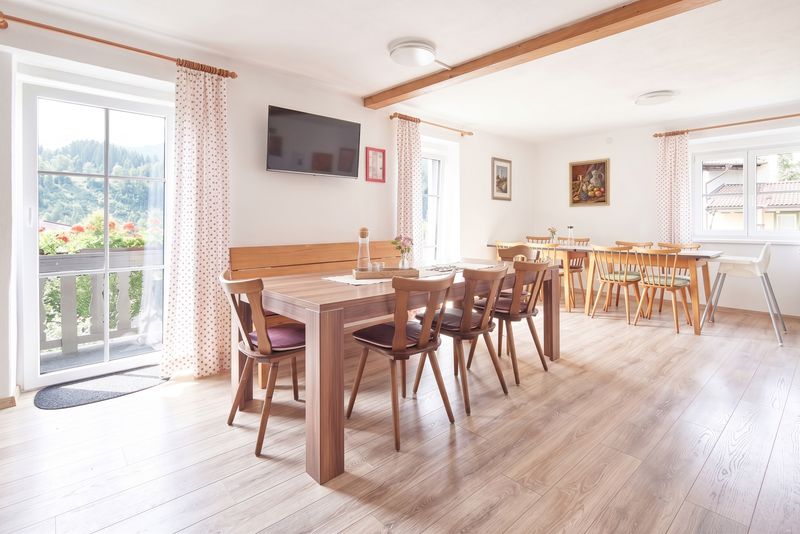 Wohn- und Essbereich der Ferienwohnung Hohe Salve mit langer Tafel