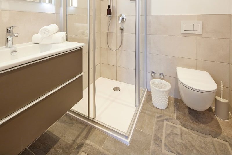 Hohe Salve – Badezimmer mit Dusche, WC und Waschtisch