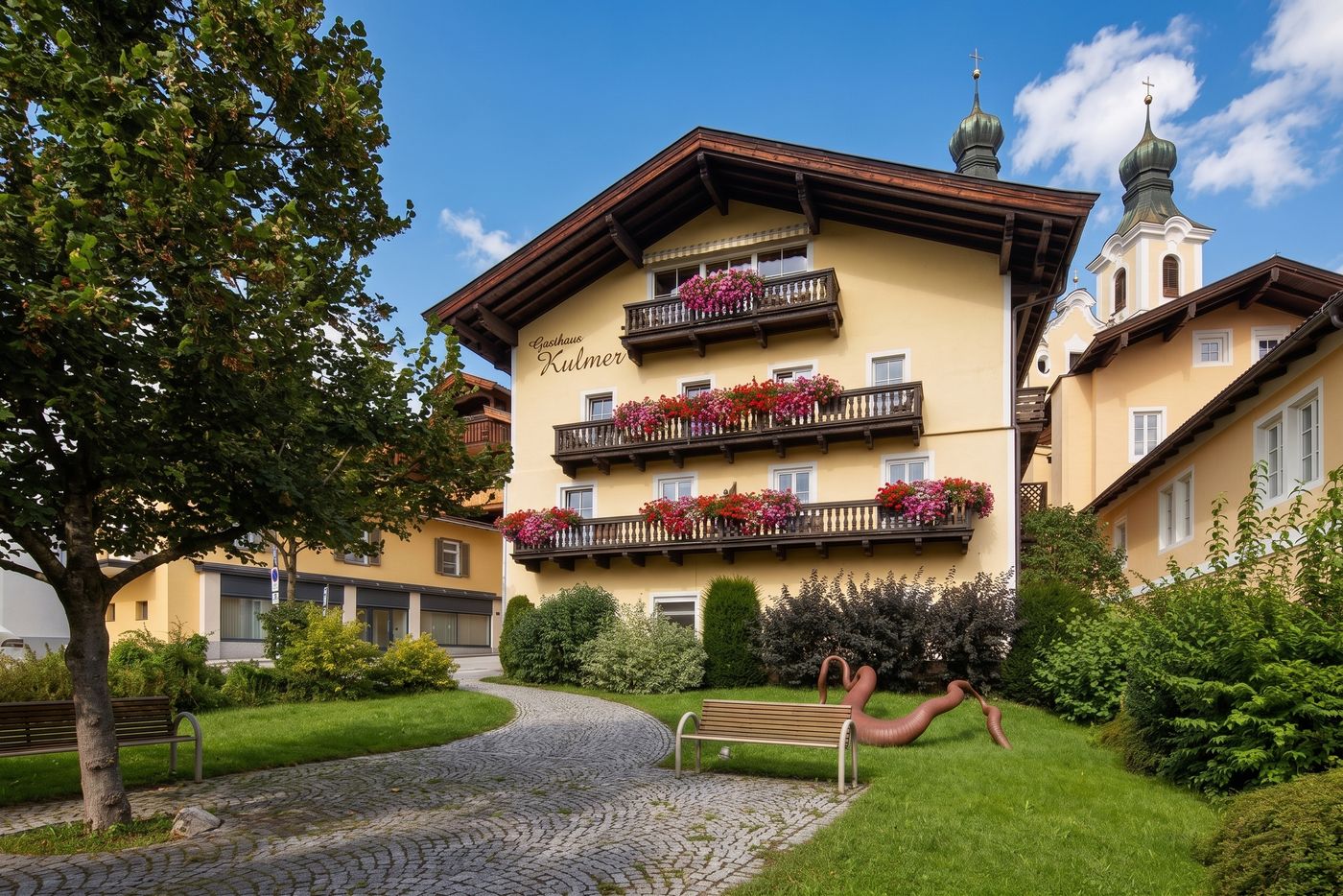 Gästehaus Kulmer mit Balkonen und Bergblick